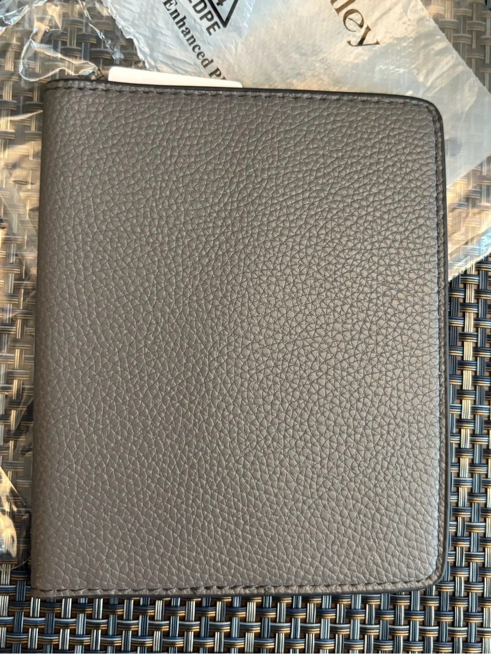 BNWT Vera Bradley passport /ID holder, faux leather- grey. Retail $79 - Picture 6 of 9
